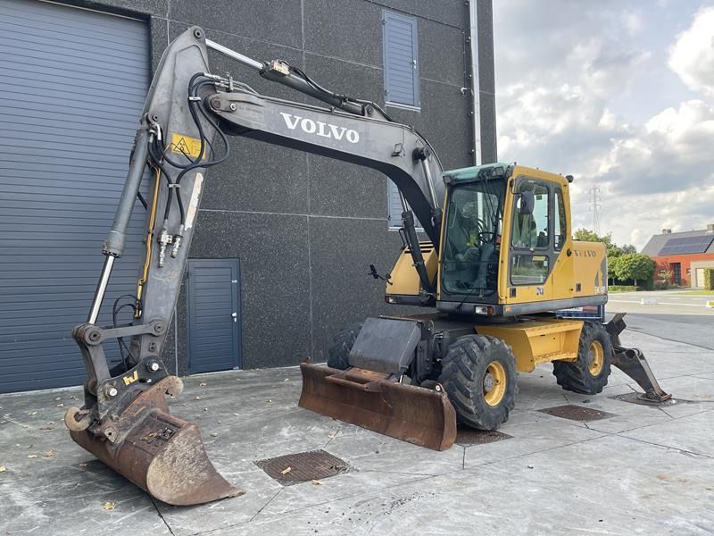 2007 Volvo EW140B wheel excavator side view