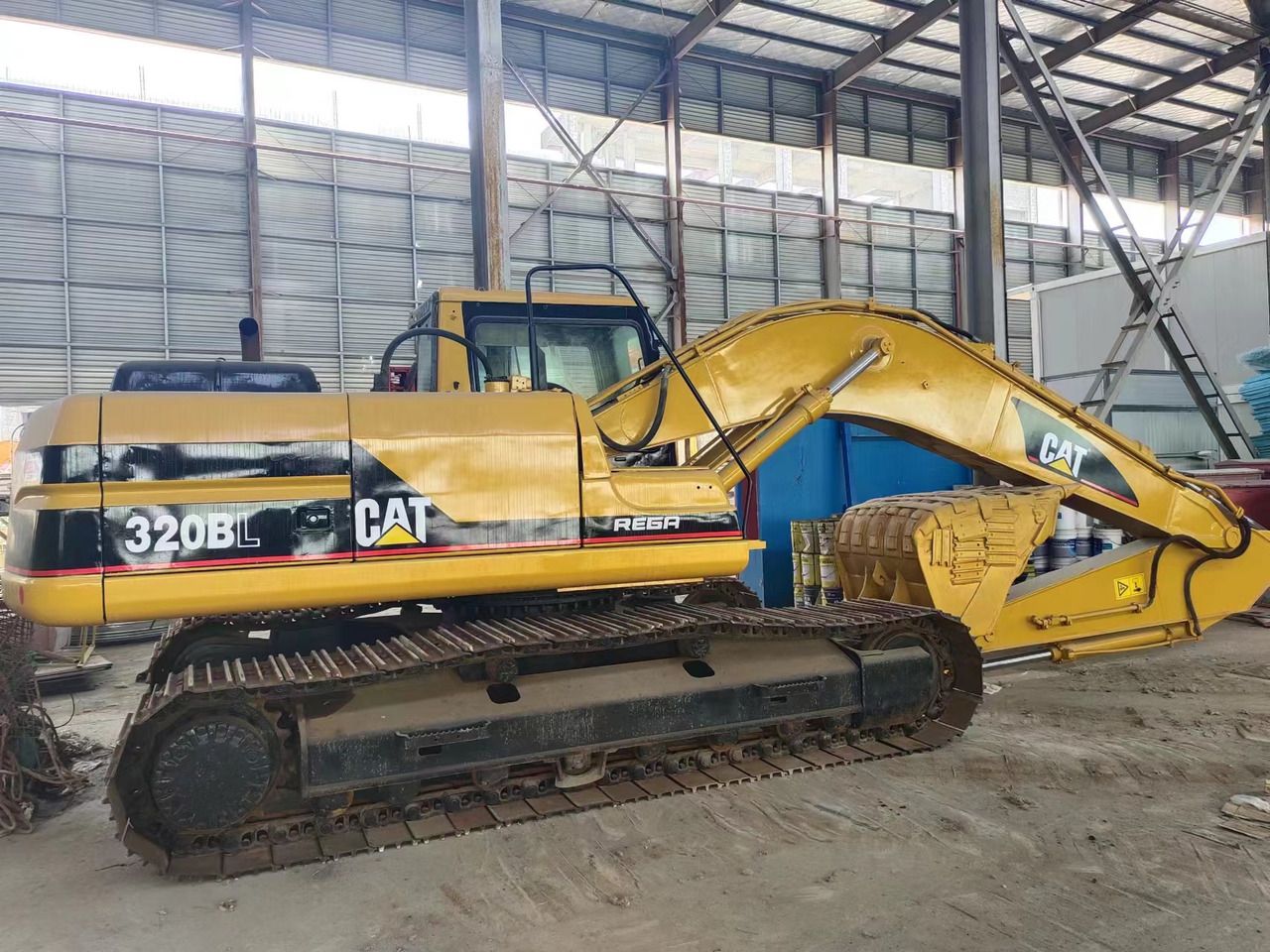 2018 Caterpillar 320BL crawler excavator, side profile view 2018 Caterpillar 320BL crawler excavator, side profile view