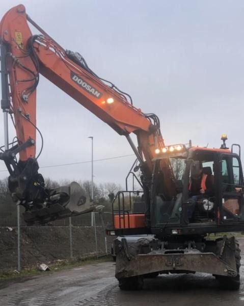 2019 Doosan DX140W-5 wheel excavator, front view 2019 Doosan DX140W-5 wheel excavator, front view