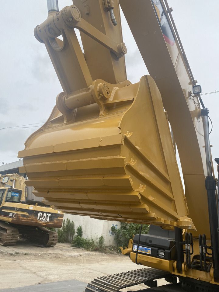 2015 Caterpillar 320D crawler excavator bucket close-up 2015 Caterpillar 320D crawler excavator bucket close-up