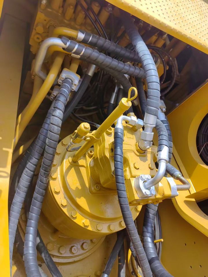 2020 Caterpillar 340D crawler excavator hydraulic pump detail