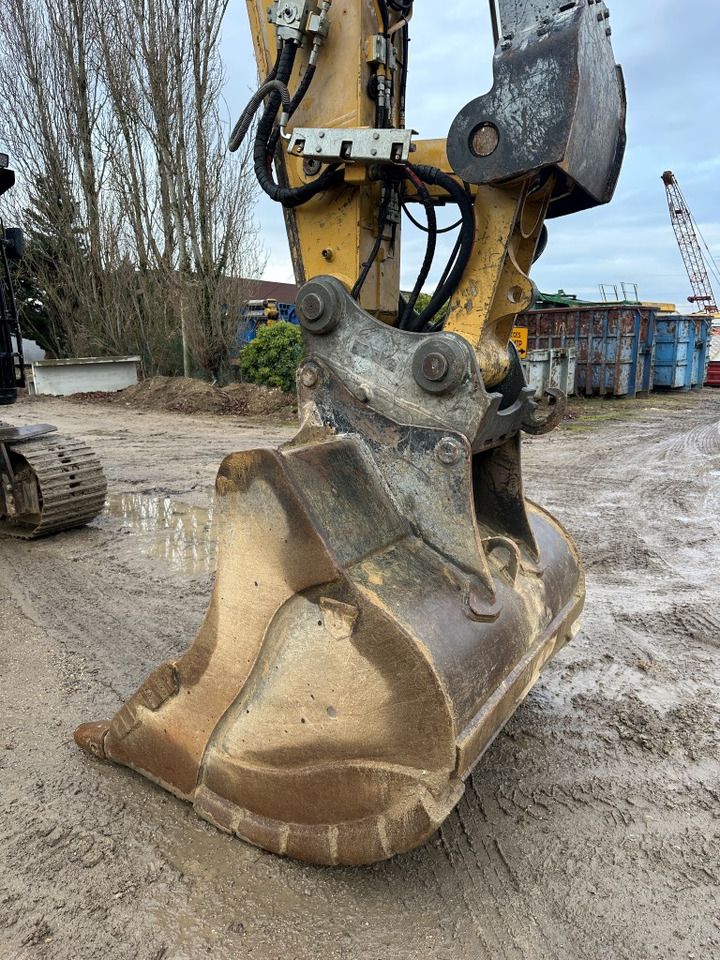 2020 Caterpillar 326FLN crawler excavator bucket detail 2020 Caterpillar 326FLN crawler excavator bucket detail