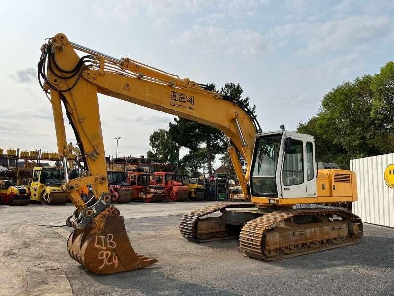 2000 Liebherr R924 Litronic crawler excavator side view