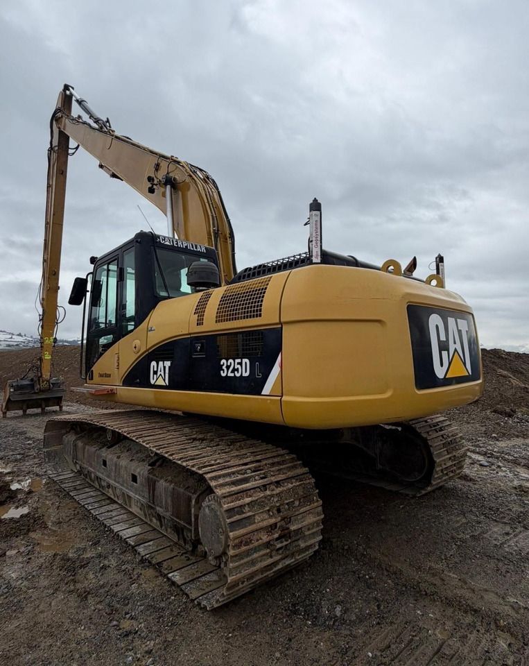 2007 Caterpillar 325DL crawler excavator, rear three-quarter view 2007 Caterpillar 325DL crawler excavator, rear three-quarter view
