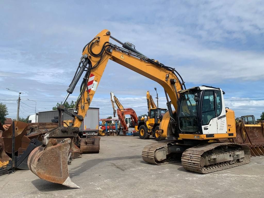 2015 Liebherr R914 Compact Litronic excavator side view 2015 Liebherr R914 Compact Litronic excavator side view