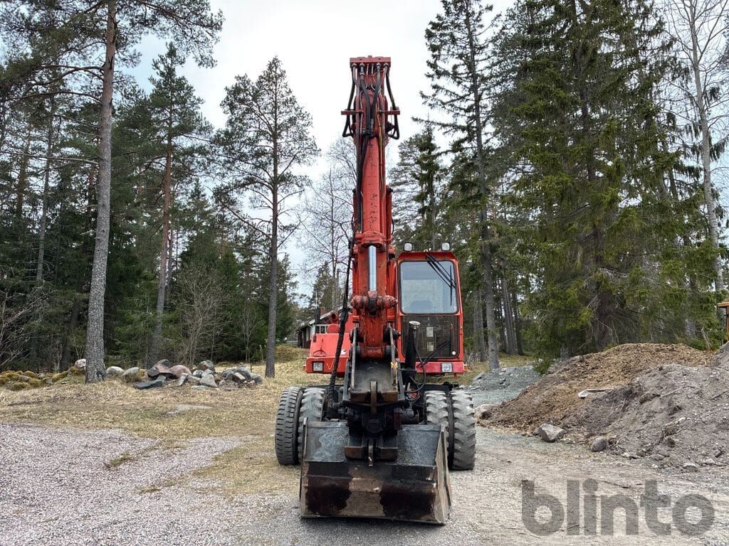 1992 Atlas 1304 wheel excavator, front view