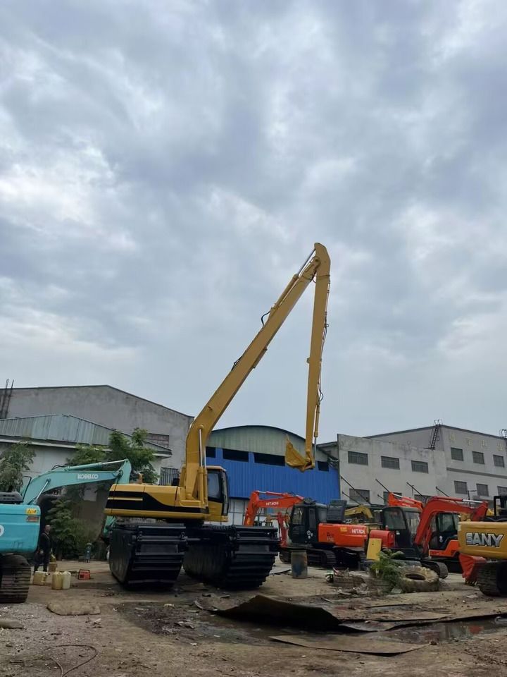 2023 Caterpillar 320BL amphibious excavator, rear three-quarter view 2023 Caterpillar 320BL amphibious excavator, rear three-quarter view