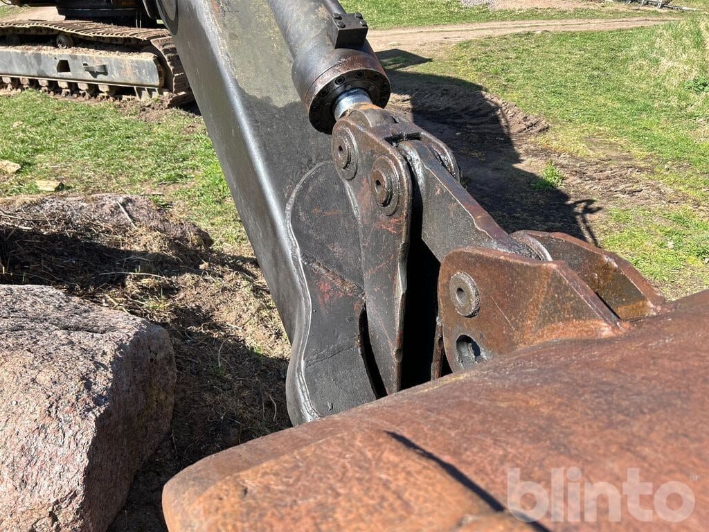 1972 Åkerman H12 crawler excavator boom and bucket linkage detail 1972 Åkerman H12 crawler excavator boom and bucket linkage detail
