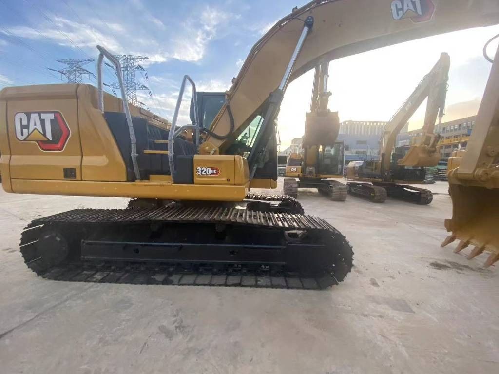 2025 Caterpillar 320GC crawler excavator side view 2025 Caterpillar 320GC crawler excavator side view