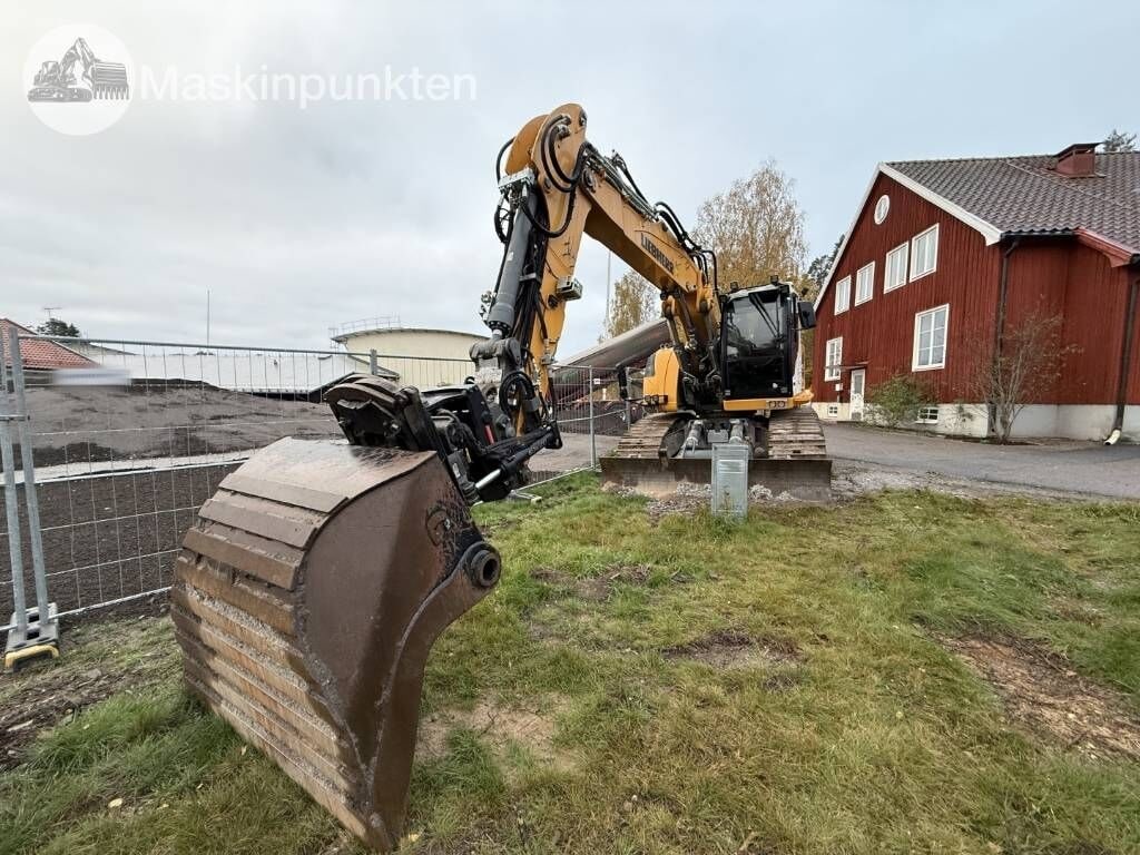 2023 Liebherr R920 COMPACT crawler excavator, front three-quarter view