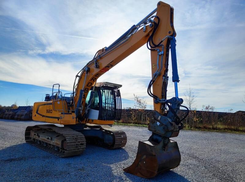 2015 Liebherr R920 crawler excavator, side view 2015 Liebherr R920 crawler excavator, side view