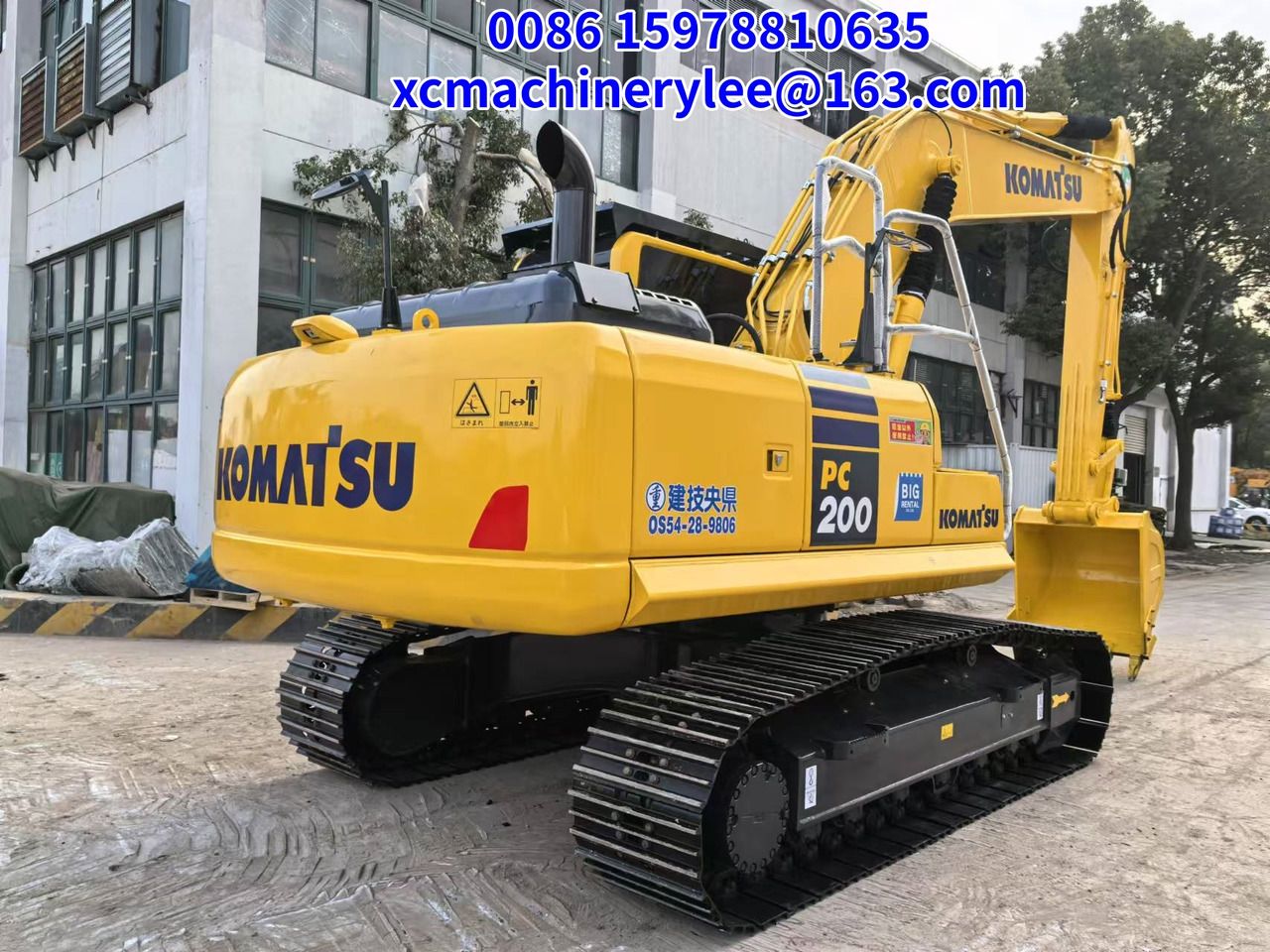 2023 Komatsu PC200 crawler excavator rear three-quarter view 2023 Komatsu PC200 crawler excavator rear three-quarter view