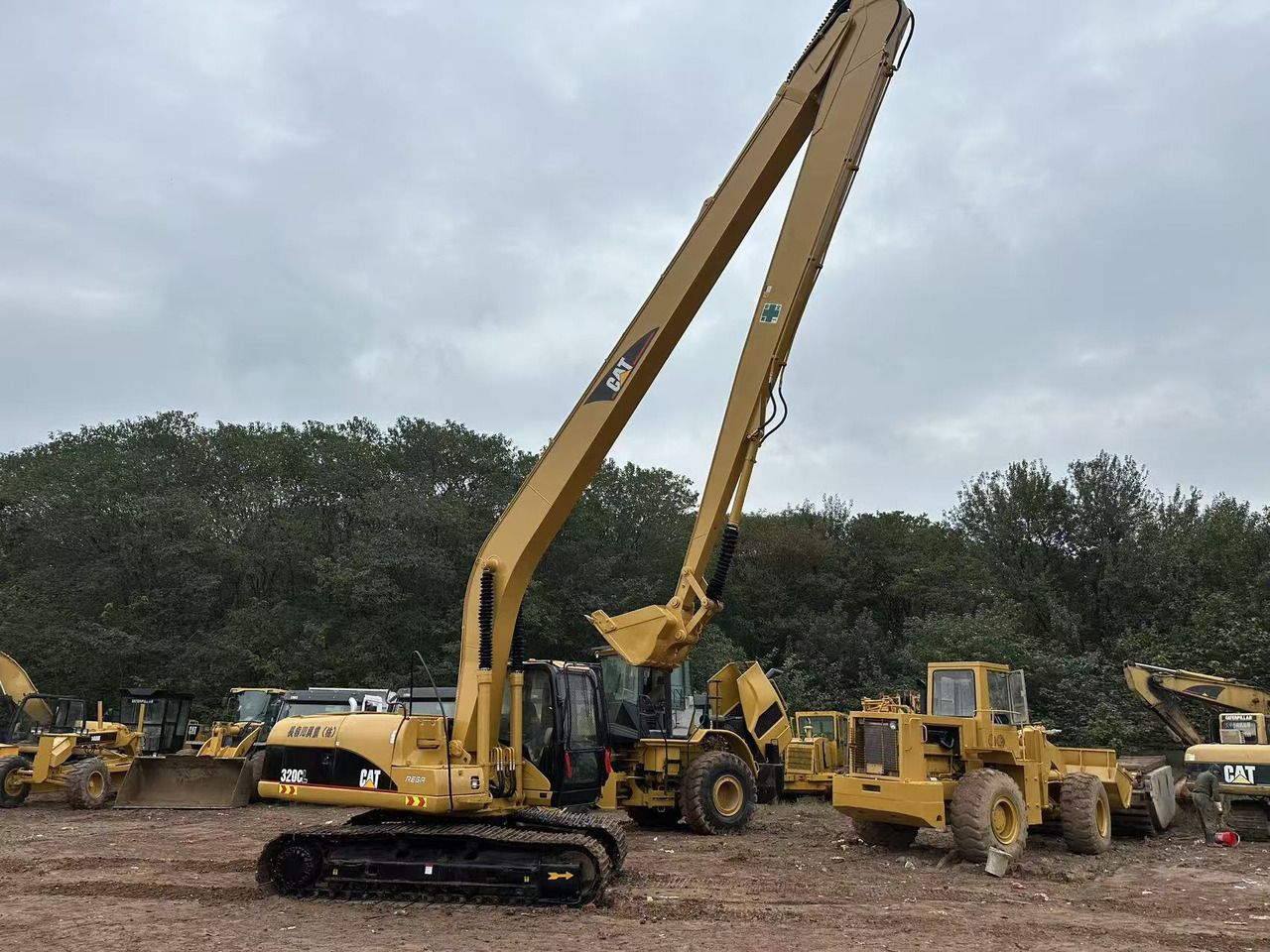 2018 Caterpillar 320CL long-reach crawler excavator, side view