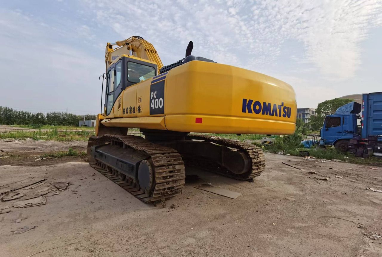 2017 Komatsu PC400-7 crawler excavator, rear three-quarter view 2017 Komatsu PC400-7 crawler excavator, rear three-quarter view