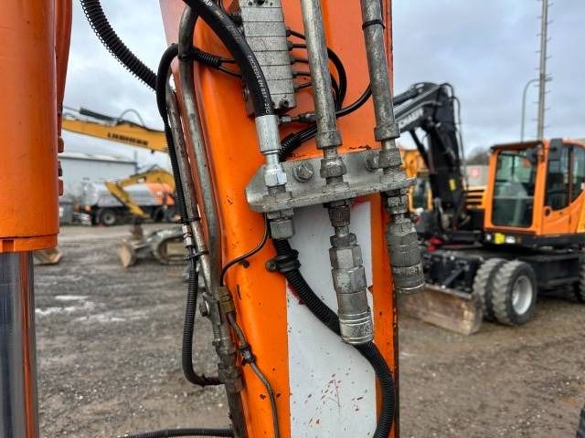 2015 Komatsu PW98MR-8 wheel excavator hydraulic boom detail