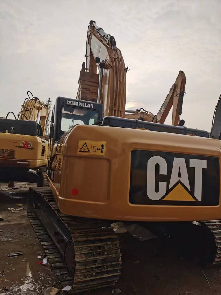 2016 Caterpillar 323DL crawler excavator, rear three-quarter view 2016 Caterpillar 323DL crawler excavator, rear three-quarter view