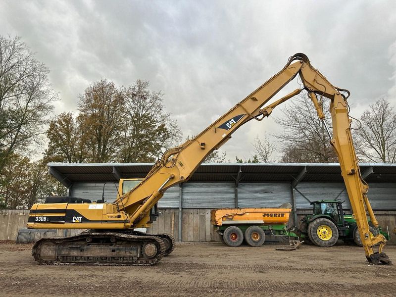 2001 Caterpillar 330BL crawler excavator side view 2001 Caterpillar 330BL crawler excavator side view