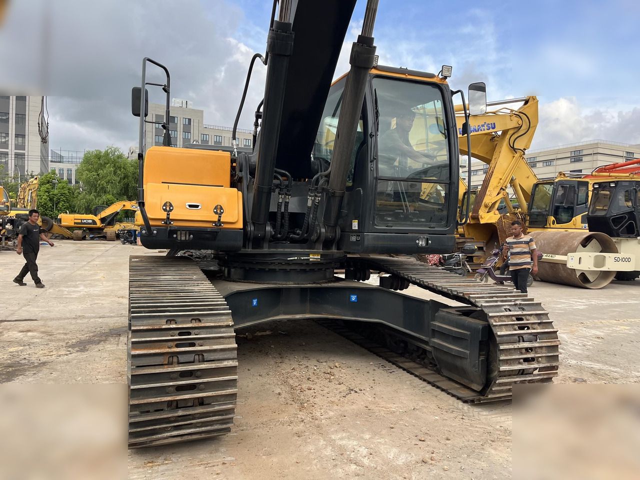 2019 Hyundai R300LC-9T crawler excavator, front view 2019 Hyundai R300LC-9T crawler excavator, front view