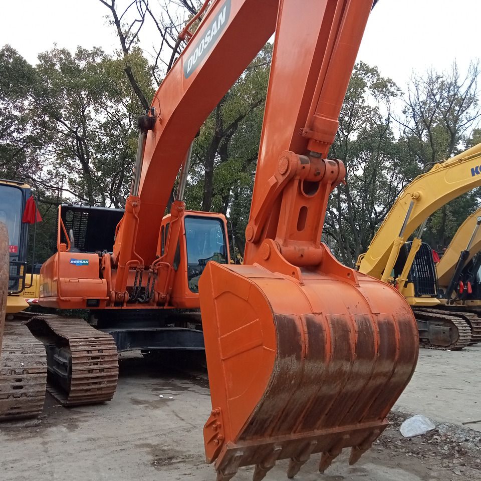 2018 Doosan 420-7 excavator, front view of boom and bucket 2018 Doosan 420-7 excavator, front view of boom and bucket