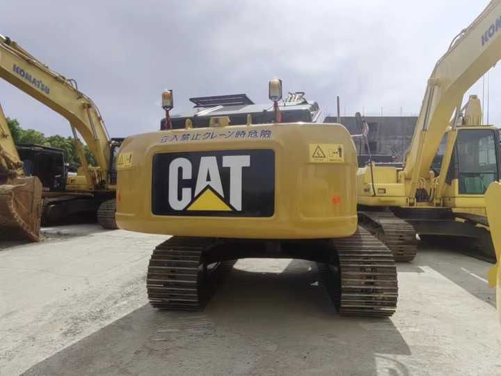 Caterpillar 320D2 rupsgraafmachine uit 2016, achteraanzicht