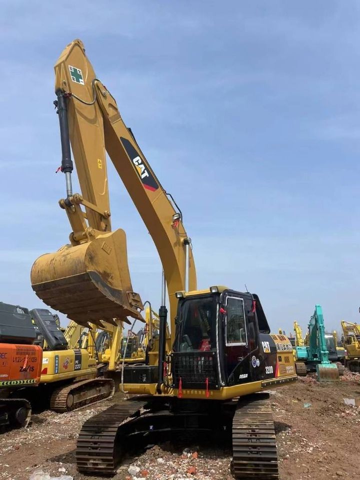 Escavatore cingolato Caterpillar 320D del 2024, vista anteriore tre quarti Escavatore cingolato Caterpillar 320D del 2024, vista anteriore tre quarti
