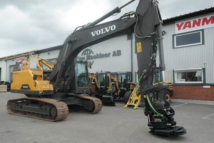 2015 Volvo EC250EL crawler excavator, side view