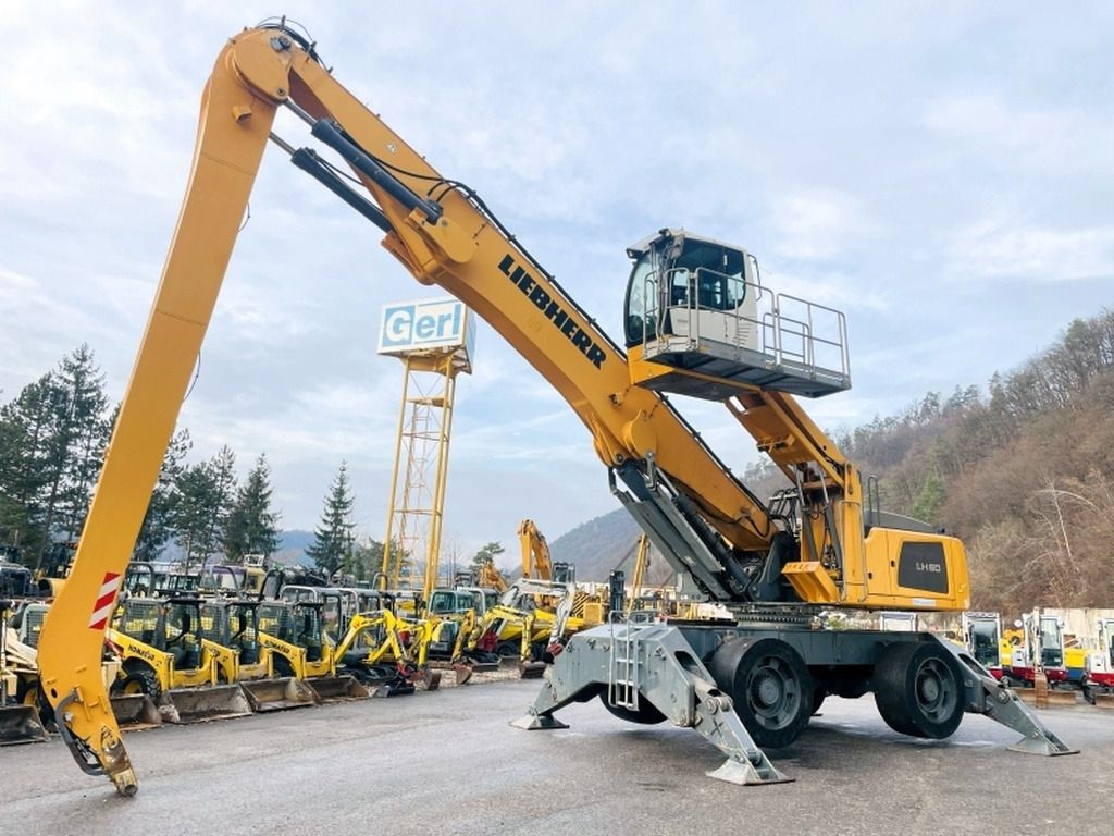 2017 Liebherr LH60 M LITRONIC material handler, side view 2017 Liebherr LH60 M LITRONIC material handler, side view