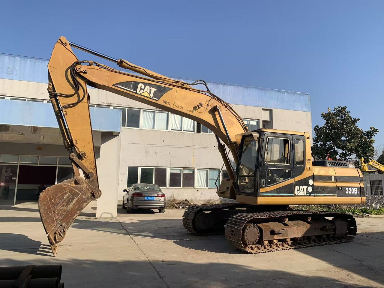 2014 Caterpillar 320BL crawler excavator, side view 2014 Caterpillar 320BL crawler excavator, side view