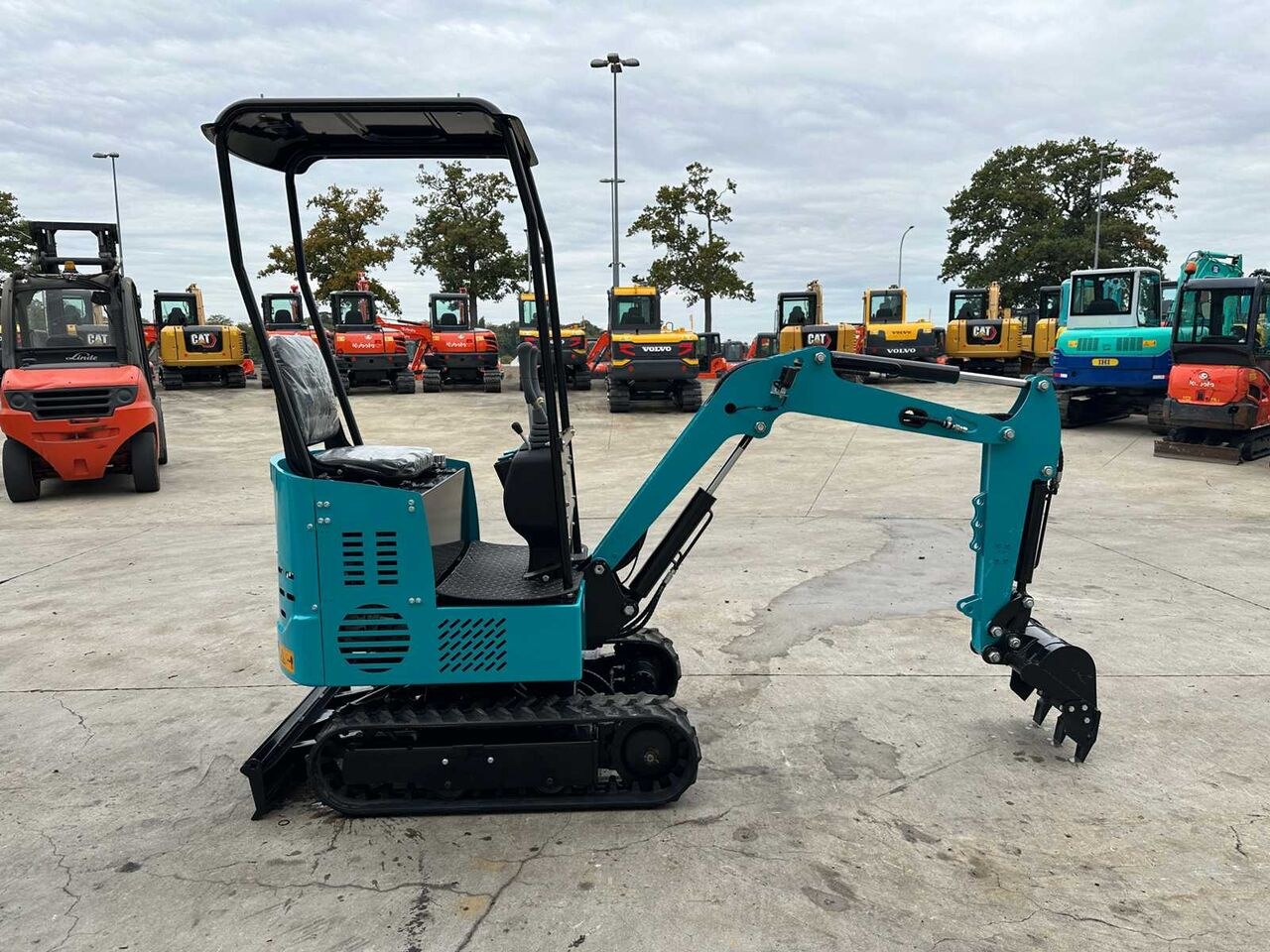 2025 JPC KV12 mini excavator, side view 2025 JPC KV12 mini excavator, side view