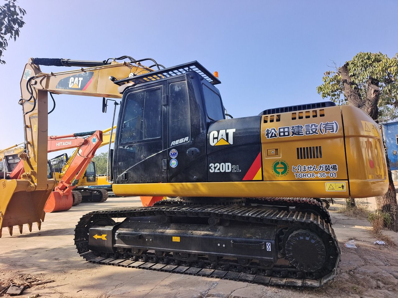 Escavatore cingolato Caterpillar 320D2L del 2024, vista laterale