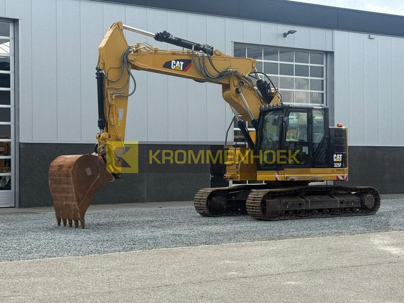 2017 Caterpillar 325F L crawler excavator, side view 2017 Caterpillar 325F L crawler excavator, side view
