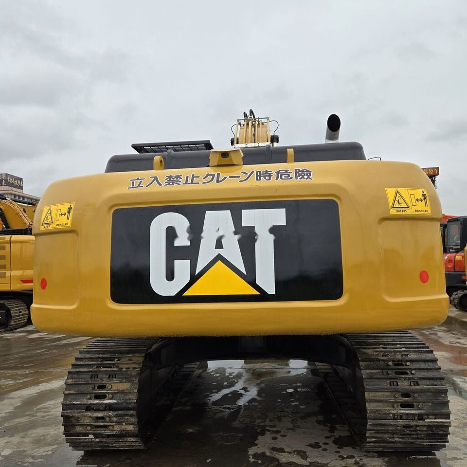 2020 Caterpillar 330D crawler excavator rear view 2020 Caterpillar 330D crawler excavator rear view