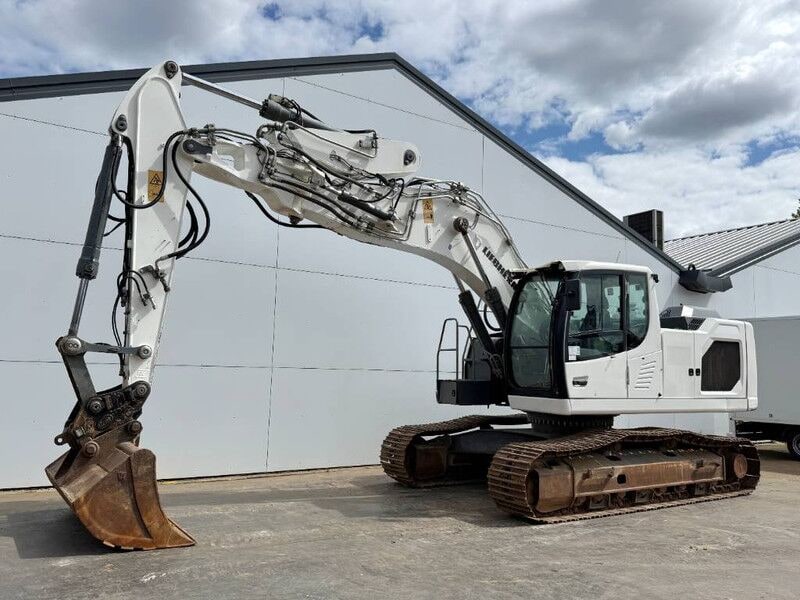 2020 Liebherr R922LC crawler excavator, side view 2020 Liebherr R922LC crawler excavator, side view
