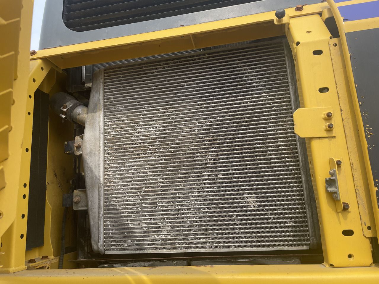 2024 Komatsu PC400-8 crawler excavator radiator detail 2024 Komatsu PC400-8 crawler excavator radiator detail