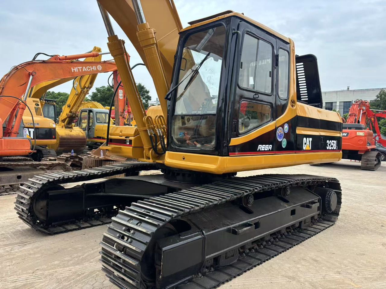 2020 Caterpillar 325B crawler excavator, side view