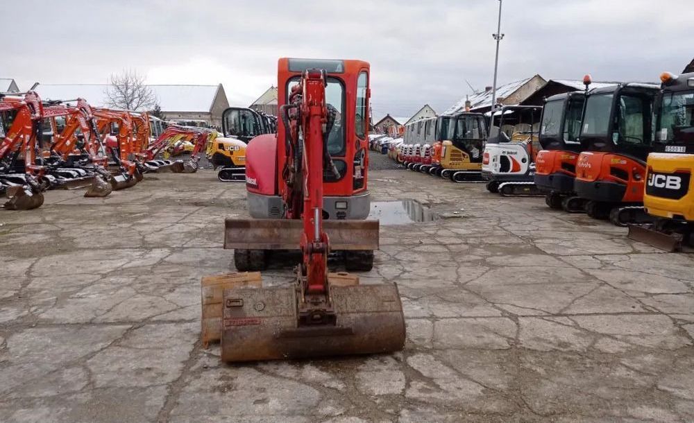 2011 Bobcat 425 EG mini excavator, front view