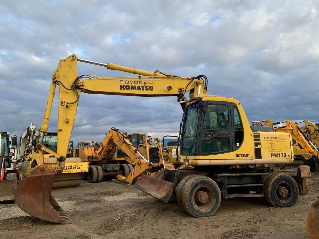 1998 Komatsu PW170ES wheel excavator, side view 1998 Komatsu PW170ES wheel excavator, side view