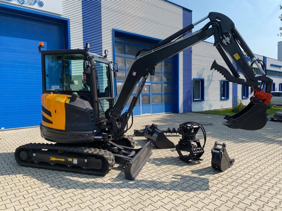 Berger Kraus BK4000KJS mini excavator, side view with attachments