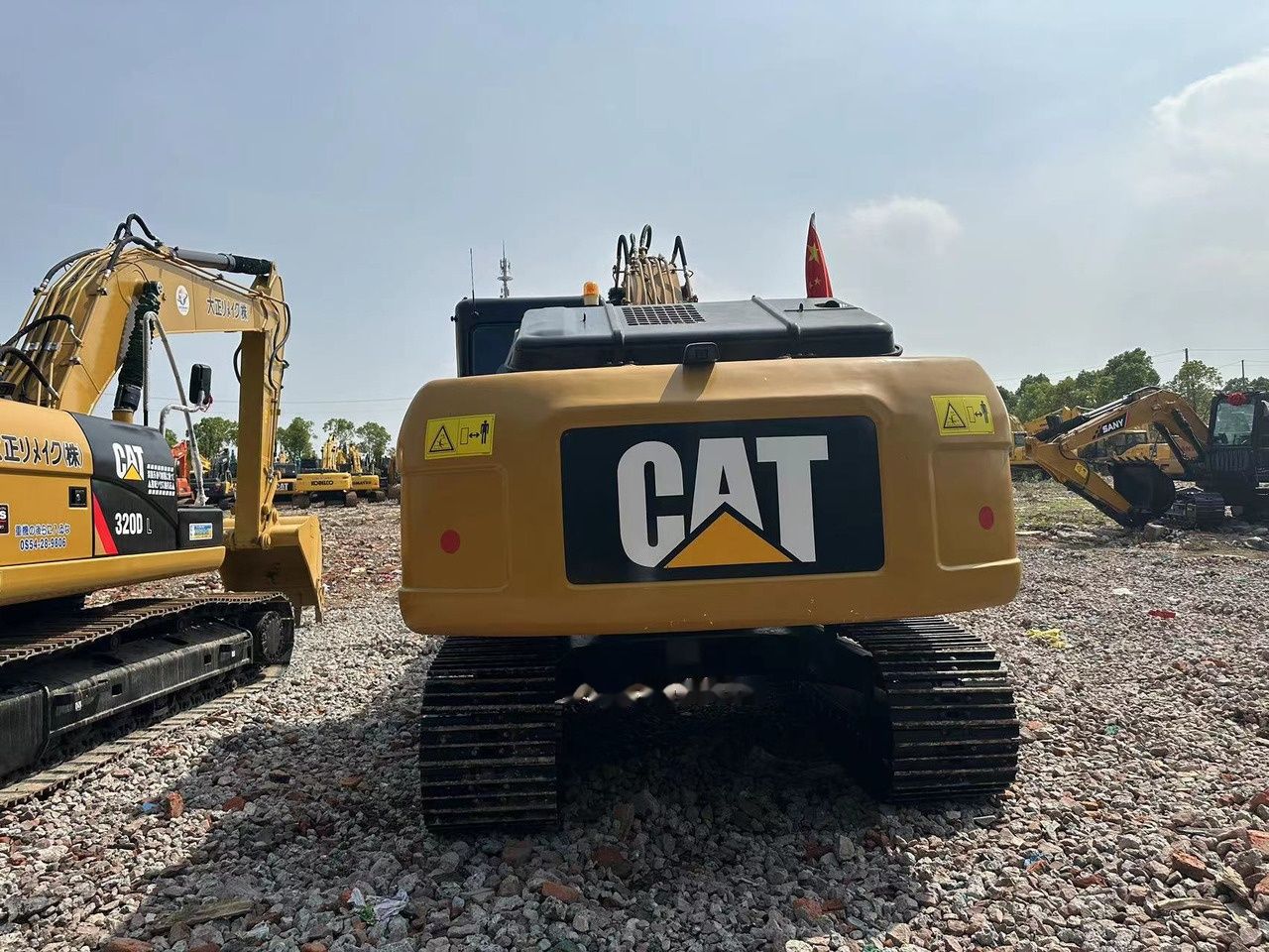 Гусеничный экскаватор 2021 Caterpillar 320D2, вид сзади