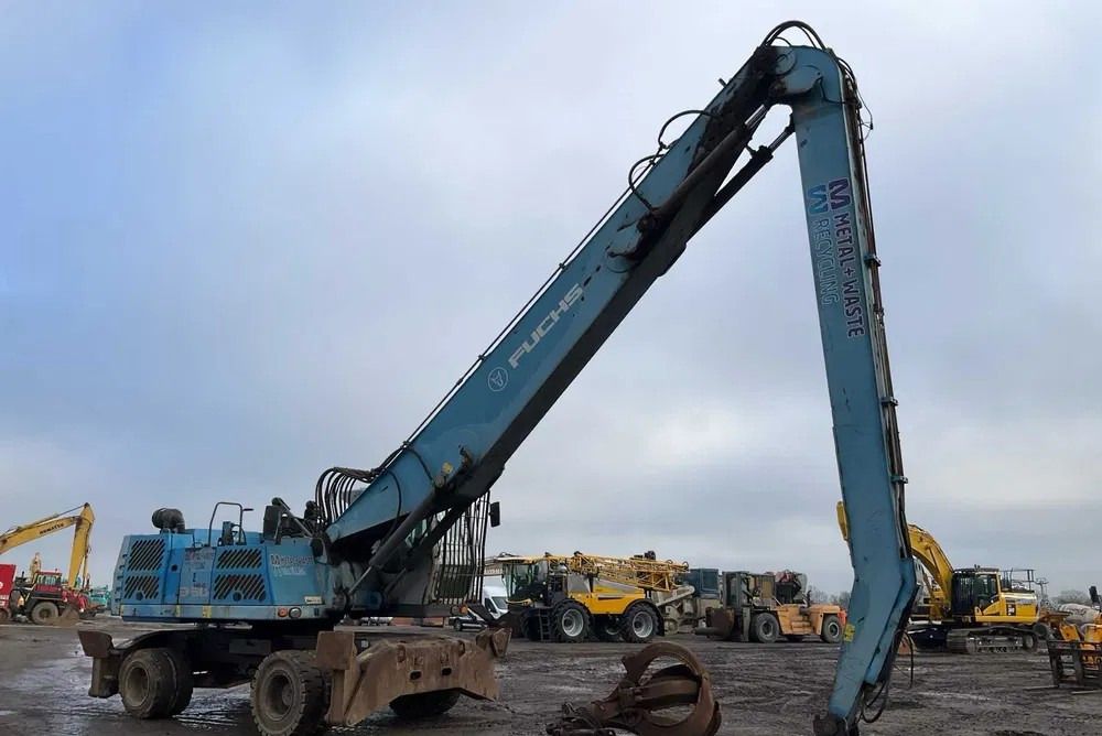 2015 Fuchs MHL350 material handler side view 2015 Fuchs MHL350 material handler side view