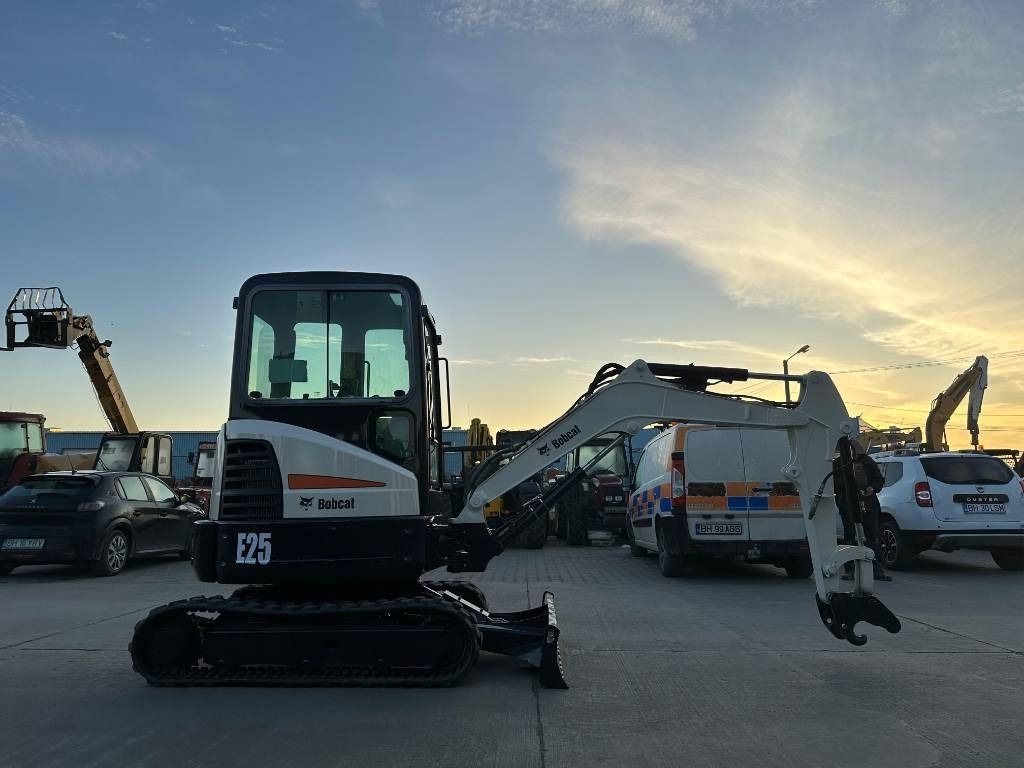 2013 Bobcat E25 mini excavator side view 2013 Bobcat E25 mini excavator side view