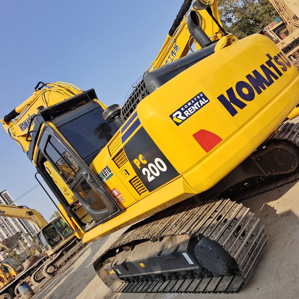 Escavatore cingolato Komatsu PC200-8 del 2023, vista posteriore tre quarti