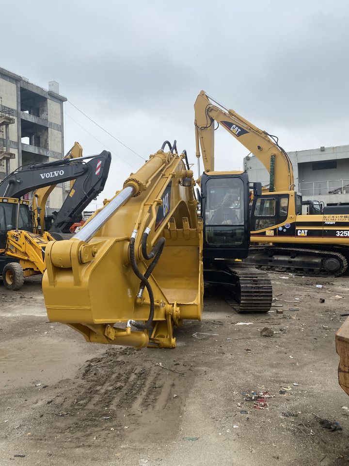 2016 Caterpillar 320C crawler excavator, front view 2016 Caterpillar 320C crawler excavator, front view