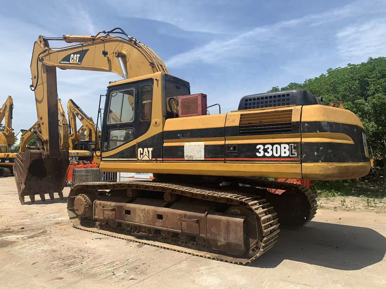 2018 Caterpillar 330BL crawler excavator, side view 2018 Caterpillar 330BL crawler excavator, side view