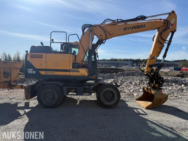 2019 Hyundai HW160 wheel excavator, side profile view 2019 Hyundai HW160 wheel excavator, side profile view