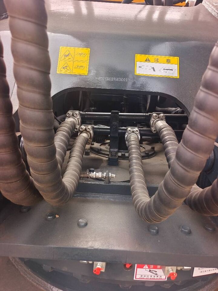 2025 Hyundai R305LC-9T crawler excavator hydraulic hose detail