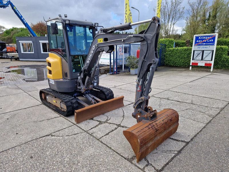 2018 Volvo ECR25D mini excavator, front three-quarter view