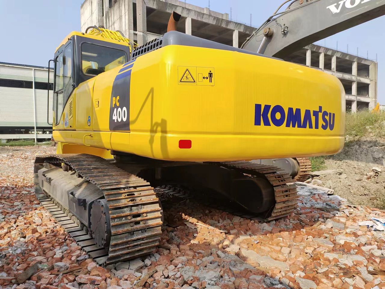 2017 Komatsu PC400-7 crawler excavator rear three-quarter view 2017 Komatsu PC400-7 crawler excavator rear three-quarter view