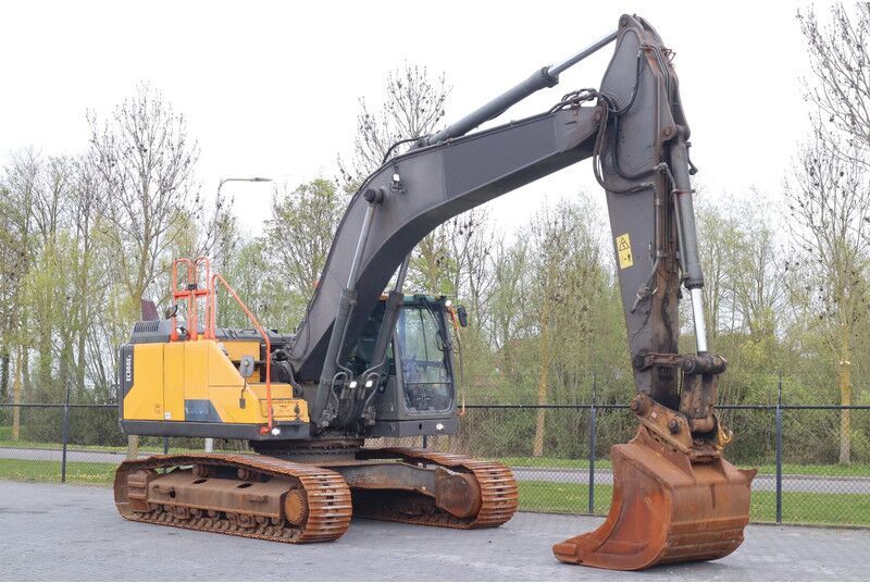 2016 Volvo EC300EL crawler excavator, side view