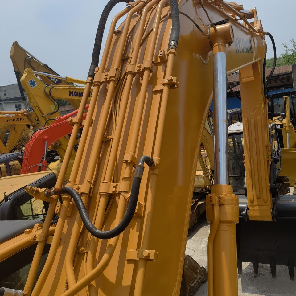 2023 Hyundai R305LC-9 crawler excavator boom and hydraulic detail 2023 Hyundai R305LC-9 crawler excavator boom and hydraulic detail